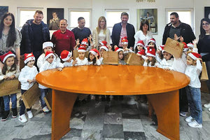 Δώρα και ευχές είχε την ευκαιρία να ανταλλάξει ο δήμαρχος Μαλεβιζίου Μενέλαος Μποκέας με τους εκπαιδευτικούς και τα παιδιά από τον βρεφονηπιακό σταθμό «Παραμύθι, κουκί και ρεβίθι».