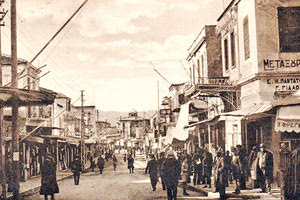 ΦΩΤΟΗΜΕΡΑΣ: Η σημερινή λεωφ. Καλοκαιρινού (Πλατειά Στράτα) στο Ηράκλειο, όταν ονομαζόταν οδός Φαιστού πριν το 1930.