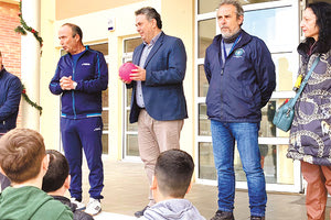 Μπάλες χάντμπολ μοιράστηκαν στο 1ο δημοτικό Γαζίου