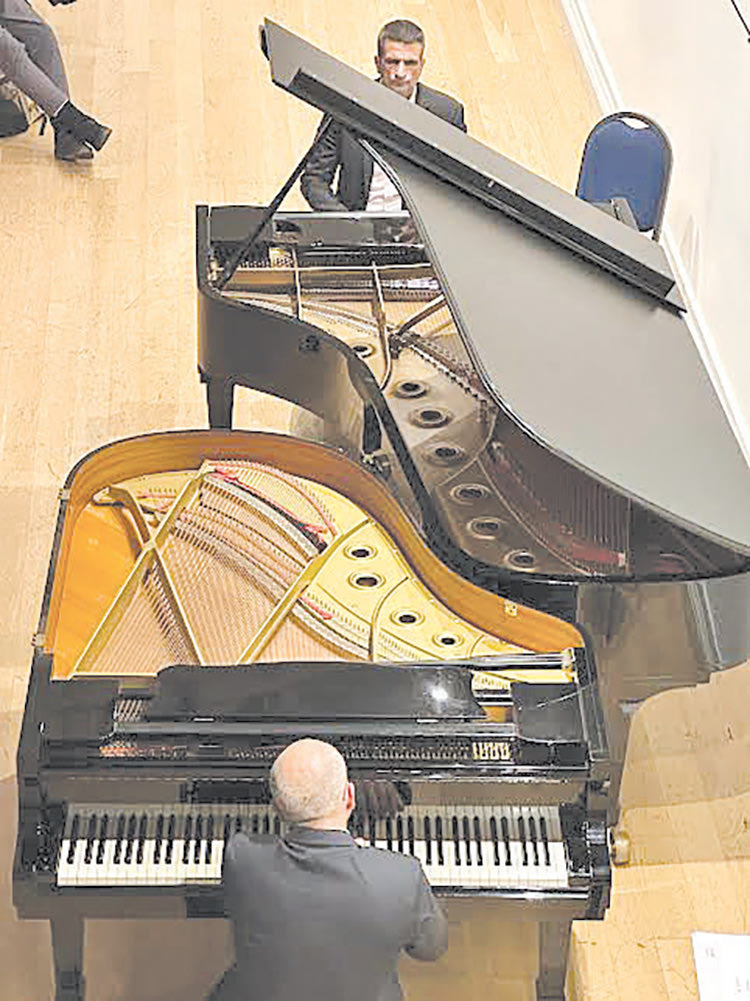 ΘΕΡΜΟ ΧΕΙΡΟΚΡΟΤΗΜΑ ΓΙΑ ΤΙΣ ΣΥΝΘΕΣΕΙΣ ΓΙΑ 2 ΠΙΑΝΑ ΣΕ ΕΚΔΗΛΩΣΗ ΣΤΟ HELLENIC CENTER
Στο Λονδίνο τα βραβευμένα έργα 
του διαγωνισμού της Περιφέρειας 
