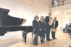 ΘΕΡΜΟ ΧΕΙΡΟΚΡΟΤΗΜΑ ΓΙΑ ΤΙΣ ΣΥΝΘΕΣΕΙΣ ΓΙΑ 2 ΠΙΑΝΑ ΣΕ ΕΚΔΗΛΩΣΗ ΣΤΟ HELLENIC CENTER Στο Λονδίνο τα βραβευμένα έργα του διαγωνισμού της Περιφέρειας