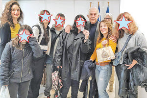 Ευχές και δώρα στον δήμαρχο Ηρακλείου από τα παιδιά του ΕΝΕΕΓΥΛ