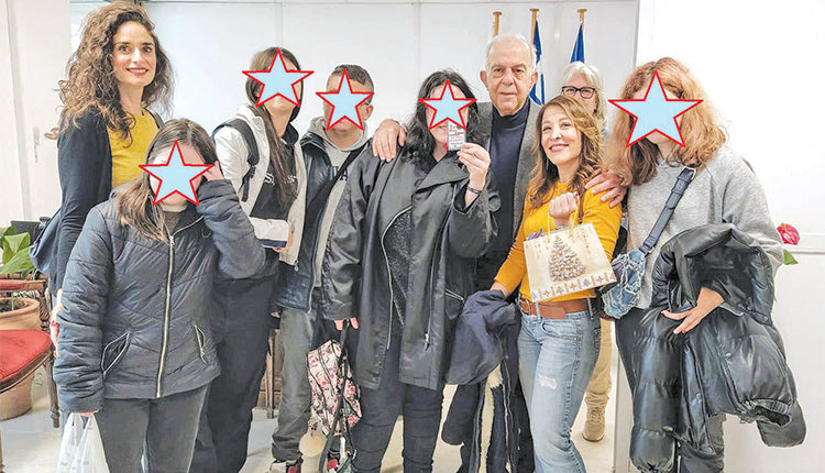 Ευχές και δώρα στον δήμαρχο Ηρακλείου από τα παιδιά του ΕΝΕΕΓΥΛ