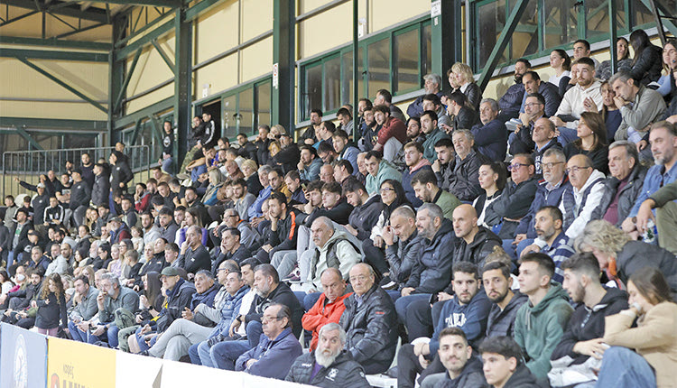   Σχεδόν κατάμεστο το κλειστό του ΒΑΚ από φίλους και των δύο ομάδων