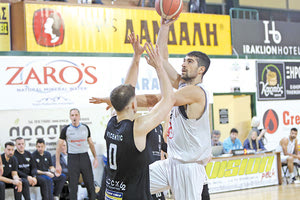 Ο Πιλκούδης με αντίπαλο τον Βίσεντιτς σε φάση από το χθεσινό ντέρμπι