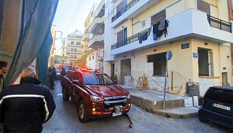 Από το μπαλκόνι απεγκλωβίστηκαν οι ηλικιωμένοι