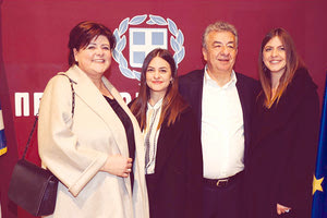 Όλες οι φωτογραφίες είναι για τον Αρναουτάκη ιστορικές. Αλλά η πιο σπουδαία είναι αυτή που βγήκε χθες με την σύζυγο και τα δυο κορίτσια του. Η Ρένα, η Τώνια και η Μαρία πάντα δίπλα του για να τον στηρίζουν.