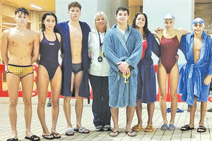 Ο Κακουλάκης του Ωρίωνα (3ος από αριστερά) με τους συναθλητές του και την προπονήτρια κ. Μπακούση