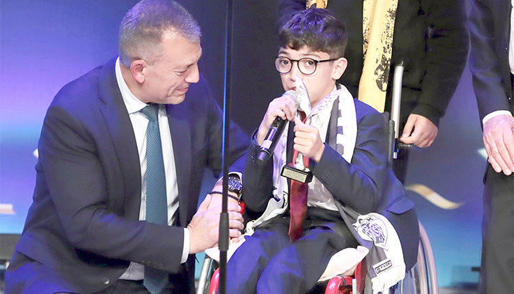  Ο μικρός φίλος του ΠΑΟΚ Γιάννης Παπαστεφανάκης με τον  Αναπληρωτή Υπουργό Αθλητισμού κ. Βρούτση