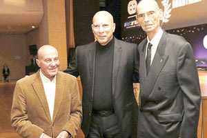 Οι Νίκος Γκάλης και Αντώνης Αντωνιάδης έλαβαν τιμητικές διακρίσεις από τον ΠΣΑΤ. Αριστερά ο Μίμης Δομάζος που έδωσε το “παρών” στην εκδήλωση;