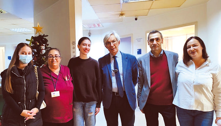 Πήγαν στην Ψυχιατρική Κλινική και τους έφτιαξαν τα νύχια