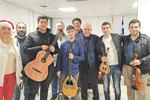 Σχολεία είπαν κάλαντα και ευχές στον δήμαρχο Ηρακλείου