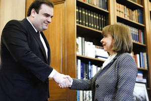 Ο ΠΙΕΡΡΑΚΑΚΗΣ ΕΝΗΜΕΡΩΣΕ ΧΘΕΣ ΤΗΝ ΠΡΟΕΔΡΟ ΤΗΣ ΔΗΜΟΚΡΑΤΙΑΣ «Το Yale θα μπορεί να κάνει μεταπτυχιακό μέσα στο ΕΚΠΑ»