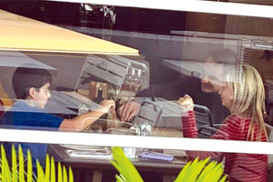 Ε το αίμα νερό δεν γίνεται! Στο κέντρο της Αθήνας, βρέθηκαν χθες το μεσημέρι ο πρωθυπουργός Κυριάκος Μητσοτάκης και ο ανιψιός του και πρώην διευθυντής του πρωθυπουργικού γραφείου, Γρηγόρης Δημητριάδης, με την οικογένειά του, όπου και γευμάτισαν όλοι μαζί.