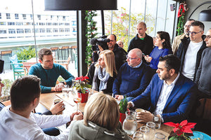 ο Στέφανος Κασσελάκης, σε συνάντηση με τους διαπιστευμένους συντάκτες που καλύπτουν το ρεπορτάζ του ΣΥΡΙΖΑ-ΠΣ.