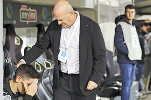 Ο Μελ προσπαθεί να παρηγορήσει τον Νέιρα μετά το τέλος του αγώνα με τον Αστέρα Τρίπολης