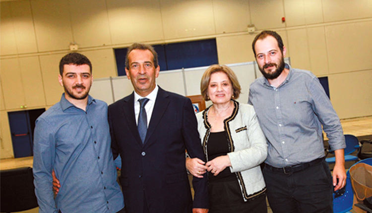 Ο κ. Δοξαστάκης με την οικογένειά του