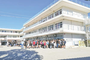 ΕΠΙΣΤΟΛΗ ΔΙΑΜΑΡΤΥΡΙΑΣ ΓΟΝΕΩΝ ΜΑΘΗΤΩΝ ΚΑΙ ΚΑΘΗΓΗΤΩΝ ΤΟΥ ΓΥΜΝΑΣΙΟΥ ΚΑΙ ΤΟΥ ΛΥΚΕΙΟΥ ΤΥΜΠΑΚΙΟΥ Η μόνωση του κτηρίου έμεινε στα λόγια και οι τάξεις στάζουν