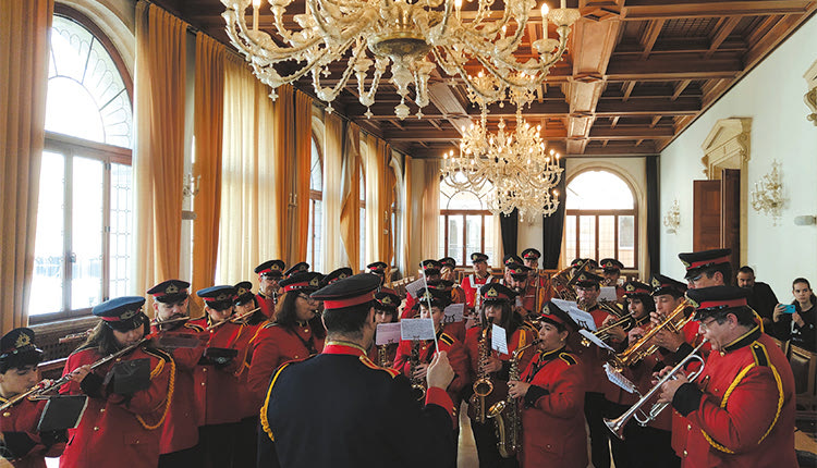 ΟΛΟΚΛΗΡΩΝΕΤΑΙ Η ΘΗΤΕΙΑ ΤΟΥ Β. ΛΑΜΠΡΙΝΟΥ Χριστουγεννιάτικα κάλαντα στη Λότζια σε κλίμα συγκίνησης