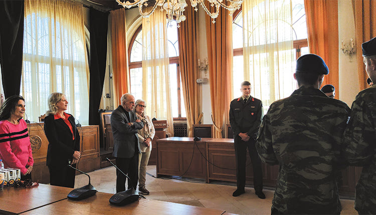 ΟΛΟΚΛΗΡΩΝΕΤΑΙ Η ΘΗΤΕΙΑ ΤΟΥ Β. ΛΑΜΠΡΙΝΟΥ Χριστουγεννιάτικα κάλαντα στη Λότζια σε κλίμα συγκίνησης