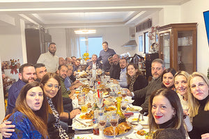 Θα μπορούσε να είναι η χρονιά τους! Πήραν το φλουρί του 2023- έτσι τουλάχιστον έμοιαζε η χθεσινή μάζωξη στο σπίτι του νεοκλεγμένου περιφερειακού συμβούλου Μανόλη Καμπουράκη όπου φίλοι του έσπευσαν να του ευχηθούν για την ονομαστική του εορτή.