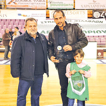 Στο τελευταίο παιχνίδι για το 2023 με αντίπαλο τη ΦΕΑ, η Αναγέννηση τίμησε έναν από τους «αφανείς ήρωες» της προσπάθειάς της, που με τον δικό του τρόπο δίνει δύναμη στην ομάδα του Αρκαλοχωρίου.