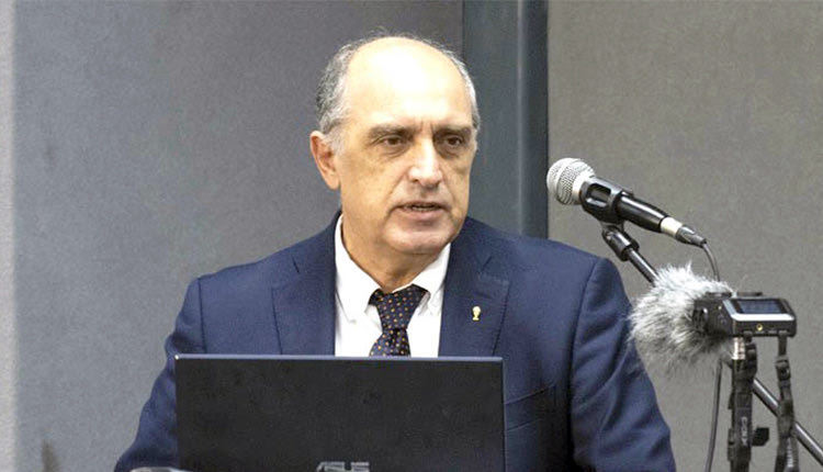 Ο δρ. Αντώνης Παπαδάκης