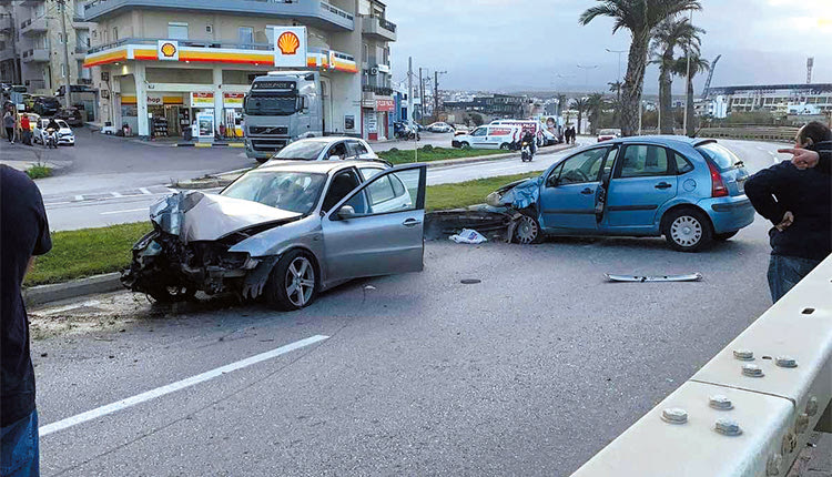 ΤΡΟΧΑΙΟ: Σύγκρουση οχημάτων στην παραλιακή