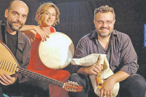 Οι Cretan Winds (Μαρία Λούκα – Γιώργος Ζαχαριουδάκης) μάς προσκαλούν σε ένα μουσικό ταξίδι σε όλη την Ελλάδα για να ακούσουμε και να μάθουμε τα Κάλαντα και τα γιορτινά έθιμα της κάθε περιοχής