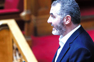 Ο Μανώλης Χνάρης