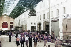 Η Αγορά των Χανίων το έτος 1941 μετά την κατάληψη της Κρήτης. Στη φωτογραφία διακρίνονται μεταξύ των Χανιωτών και Γερμανοί στρατιώτες να περιφέρονται στα μαγαζιά. (Fωτογραφία Karl Ottahal - Luftwaffe)