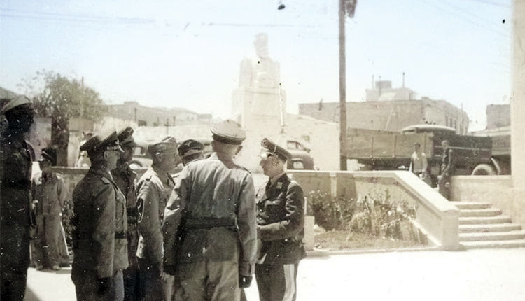 Ηράκλειο, 1942. Ομάδα ανώτερων Γερμανών αξιωματικών συνομιλούν μπροστά από το άγαλμα του Δασκαλογιάννη. Μεταξύ των υψηλόβαθμων αξιωματικών διακρίνεται ο Στρατηγός της Luftwaffe Wolfgang να συνομιλεί με έναν Ιταλό Στρατηγό
(GREECE AT WAR2 ARCHIVES)
