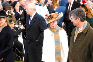 Ένα μοναδικό- αν και όχι τόσο ακριβό για βασιλιά- δώρο έκανε στα μέλη της οικογένειάς του ο βασιλιάς Κάρολος και πολλά από αυτά φρόντισαν να τον τιμήσουν ανήμερα των Χριστουγέννων.