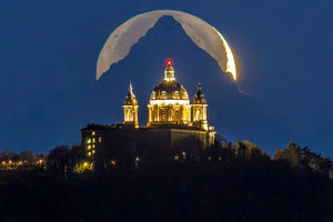 Μια συγκλονιστική φωτογραφία του φεγγαριού απαθανάτισε ο φακός ενός φωτογράφου από το Τορίνο, η οποία βραβεύτηκε ως η «Αστρονομική Εικόνα της Ημέρας» για τα Χριστούγεννα από τη NASA.