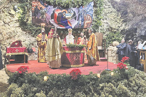 Πλήθος πιστών στο σπήλαιο του Αγίου Ιωάννου του Ερημίτου