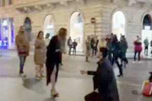 Ίσως μια από τις πιο ντροπιαστικές στιγμές της ζωής του έζησε ένας άνδρας ο οποίος είχε τη φαεινή ιδέα να πάει την αγαπημένη του στη Ρώμη για να της κάνει πρόταση γάμου, αλλά εκείνη του είπε ένα μεγάλο «όχι».