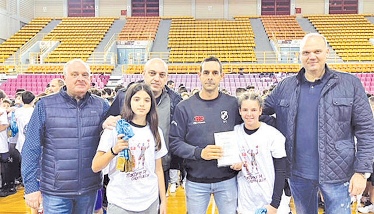 Ο αντιδήμαρχος κ. Βαρδαβάς με εκπροσώπους ΕΚΑΣΚ και ΣΒΕΚΗ στις απονομές