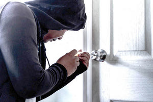 Γεωργιανοί διαρρήκτες: Αν δείτε ένα μικρό διάφανο έλασμα στην πόρτα σας, καλέστε την ΕΛ.ΑΣ.