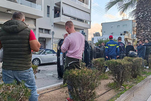 Το αυτοκίνητο στάθηκε... όρθιο μετά το τροχαίο