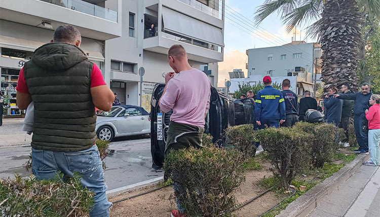 Το αυτοκίνητο στάθηκε... όρθιο μετά το τροχαίο