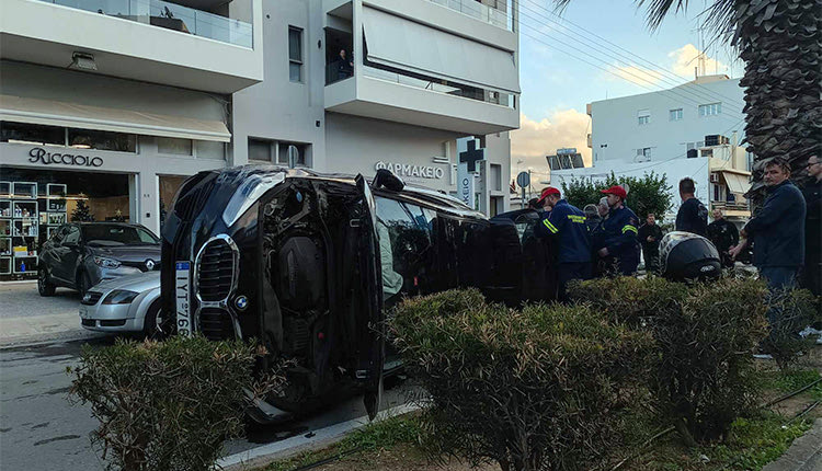 Το αυτοκίνητο στάθηκε... όρθιο μετά το τροχαίο