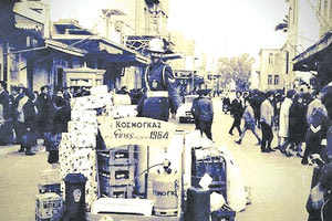 ΦΩΤΟΗΜΕΡΑΣ: Πριν 60 χρόνια. Την παραμονή του 1963 στο κέντρο του Ηρακλείου ο τροχονόμος δέχεται δώρα στη θρυλική βαρέλα.