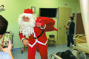 Πυροσβέστες-Αϊβασίληδες μοίρασαν δώρα σε ασθενείς