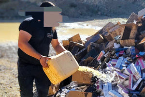 Στην πυρά παραδόθηκαν χθες ένα εκατομμύριο κροτίδες, που πριν από καιρό είχαν κατασχέσει άνδρες του Κεντρικού Λιμεναρχείου Ηρακλείου.