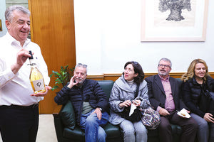 Ευχές με σφραγίδα… Αρναουτάκη