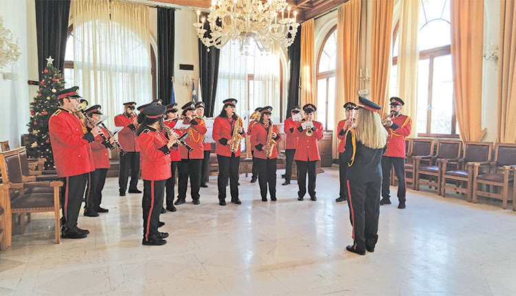 Η Φιλαρμονική Ορχήστρα παιάνισε τα πρωτοχρονιάτικα κάλαντα στον δήμαρχο Βασίλη Λαμπρινό 