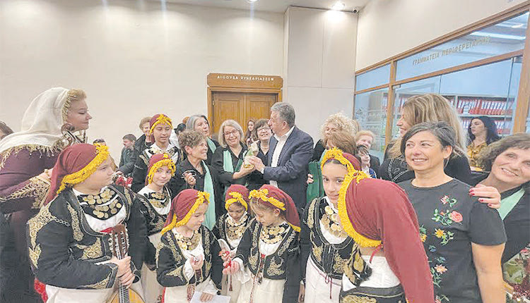 Ευχές, κάλαντα και μαντινάδες στην Περιφέρεια