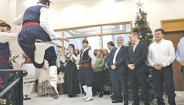 Ευχές, κάλαντα και μαντινάδες στην Περιφέρεια