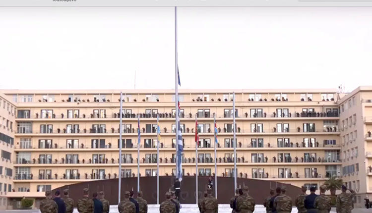 Επιμνημόσυ-νη δέηση και απόδοση τιμών στον επισμηναγό Επαμεινώνδα Κωστέα, στο προ- αύλιο του ΥΠΕΘΑ