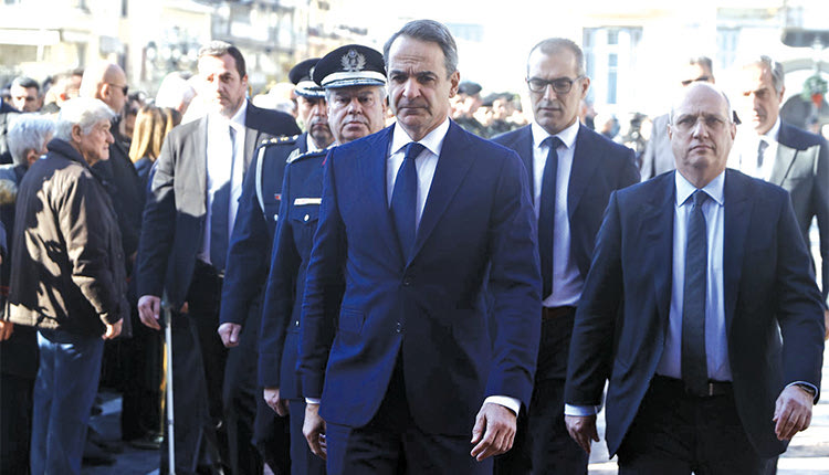 Ο πρωθυπουργός και ο υπουργός Προστασίας του Πολίτη στην κηδεία του άτυχου αστυνομικού 